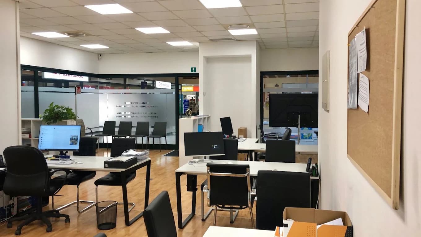 Interno dello studio Verma a Piacenza, area accoglienza clienti